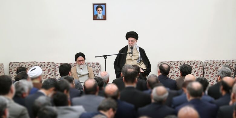 تنها راه حل کشور پایبندی به مبانی انقلاب است